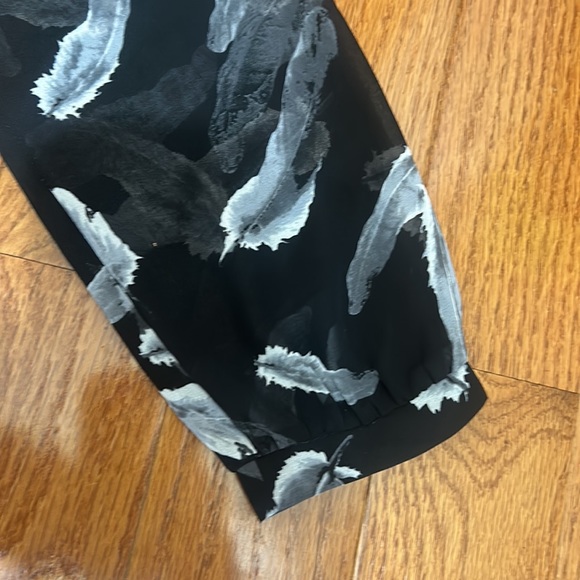 EXPRESS FEATHER PRINT BLACK GRAY LONG SLEEVES V NECK CHIFFON ROMPER SIZE XS - Picture 7 of 7